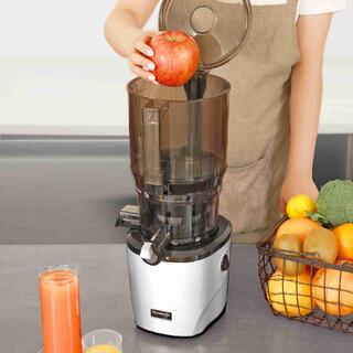 Fotografia osoby v kuchyni s košíkom s ovocím a zeleninou, z celého jablka v kuchyni AUTO10 Slow Juicer legt.